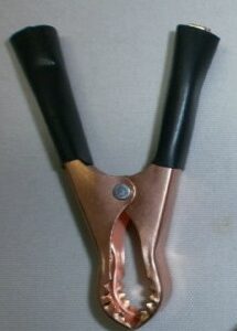 <div class="sku-tienda"><strong>COD:</strong> MAS016</div>Pinza bateria 8 cm. (unidad)