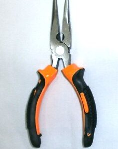 <div class="sku-tienda"><strong>COD:</strong> MAS059</div>Pinza punta 6″ imp [9935]