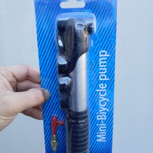 <div class="sku-tienda"><strong>COD:</strong> MAS070</div>Inflador aluminio CHICO para bici c/soporte +accesorios