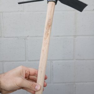 <div class="sku-tienda"><strong>COD:</strong> MAS099</div>Zapa grande con rastrillo y mango madera 40cm